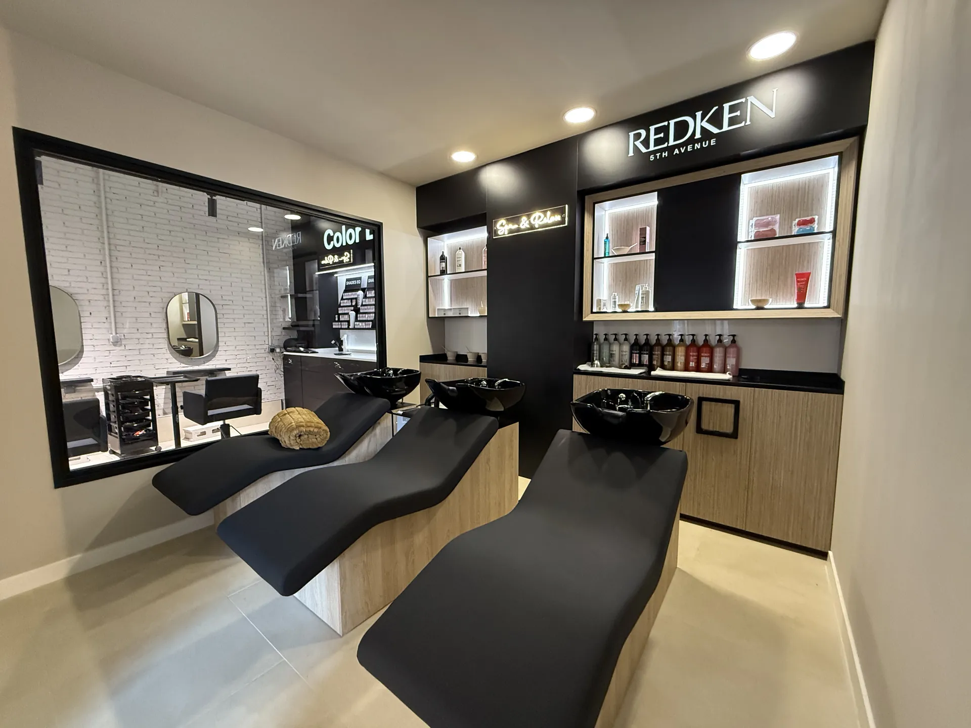Salón Pepa Romero en Getafe — zona de lavado y spa capilar con backbar REDKEN